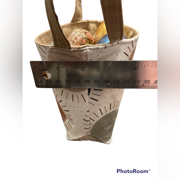 Small canvas bag. Size is approximately 5 3/4“ high x 3 3/4“ wide. - Picture 6 of 7